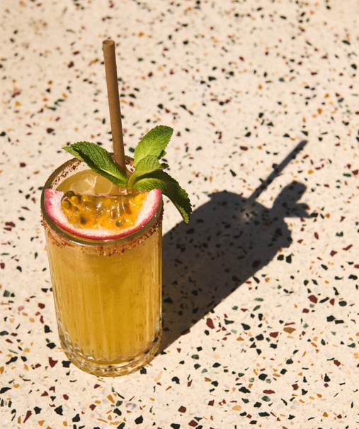 Cocktail aux fruits rouges et menthe posé sur comptoir en pierre – bar Indie Beach, plage Pampelonne