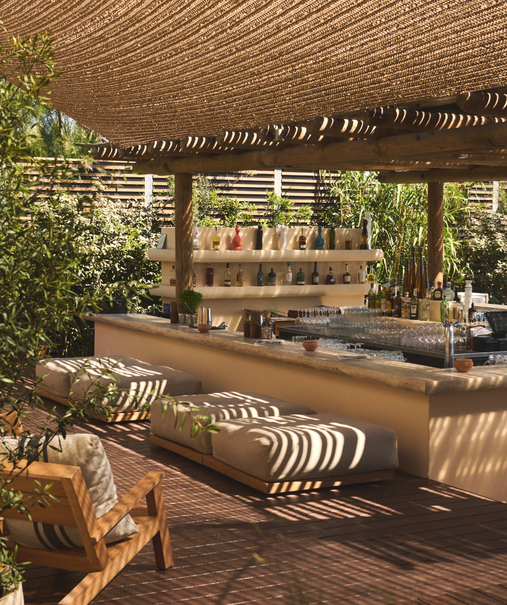 Bar Indie Beach Pampelonne – fauteuils safari et comptoir sous pergola face à la mer