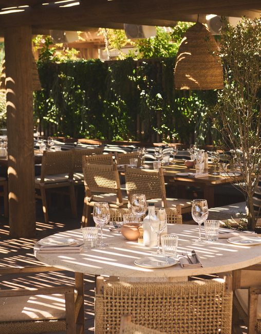 Tables dressées en terrasse avec vue sur la mer et les dunes de Pampelonne – restaurant privatisable Indie Beach, golfe Saint-Tropez