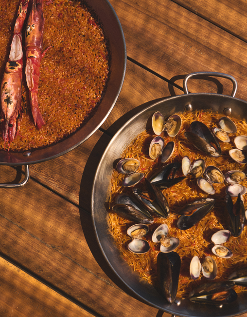 Assiette de noix de saint-jacques en sauce épicée, plat frais de la carte – restaurant plage Pampelonne Indie Beach