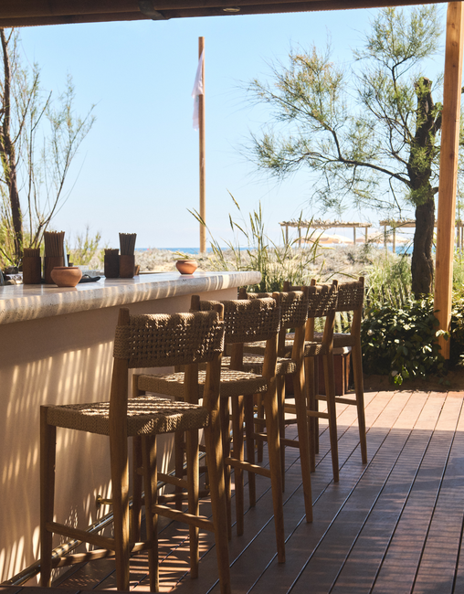 Bar extérieur Indie Beach avec pergola en bois et table dressée – réserver au restaurant plage Pampelonne, Saint-Tropez