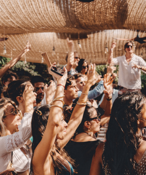 Femmes dansant sous lampions en rotinconviviale et chaleureuse – club Indie Beach, Pampelonne